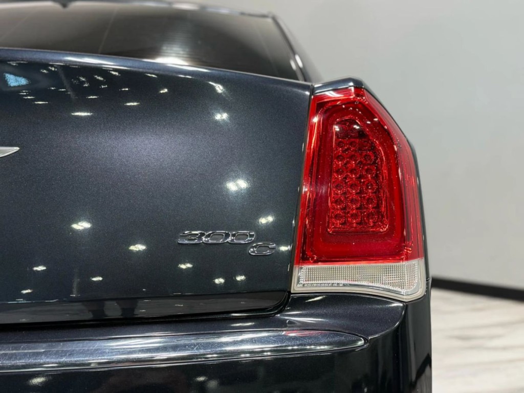 2016 Chrysler 300 Image 8