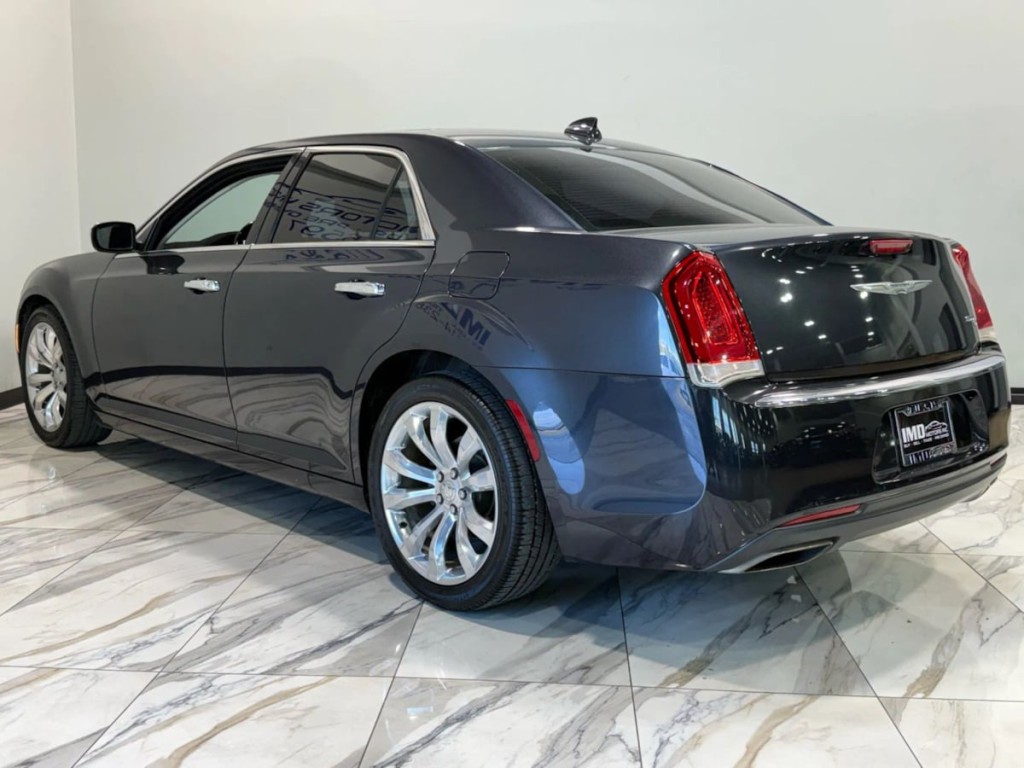 2016 Chrysler 300 Image 9
