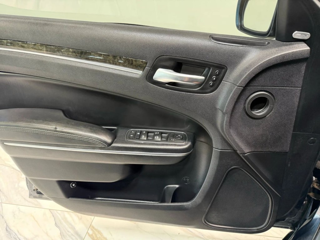 2016 Chrysler 300 Image 11