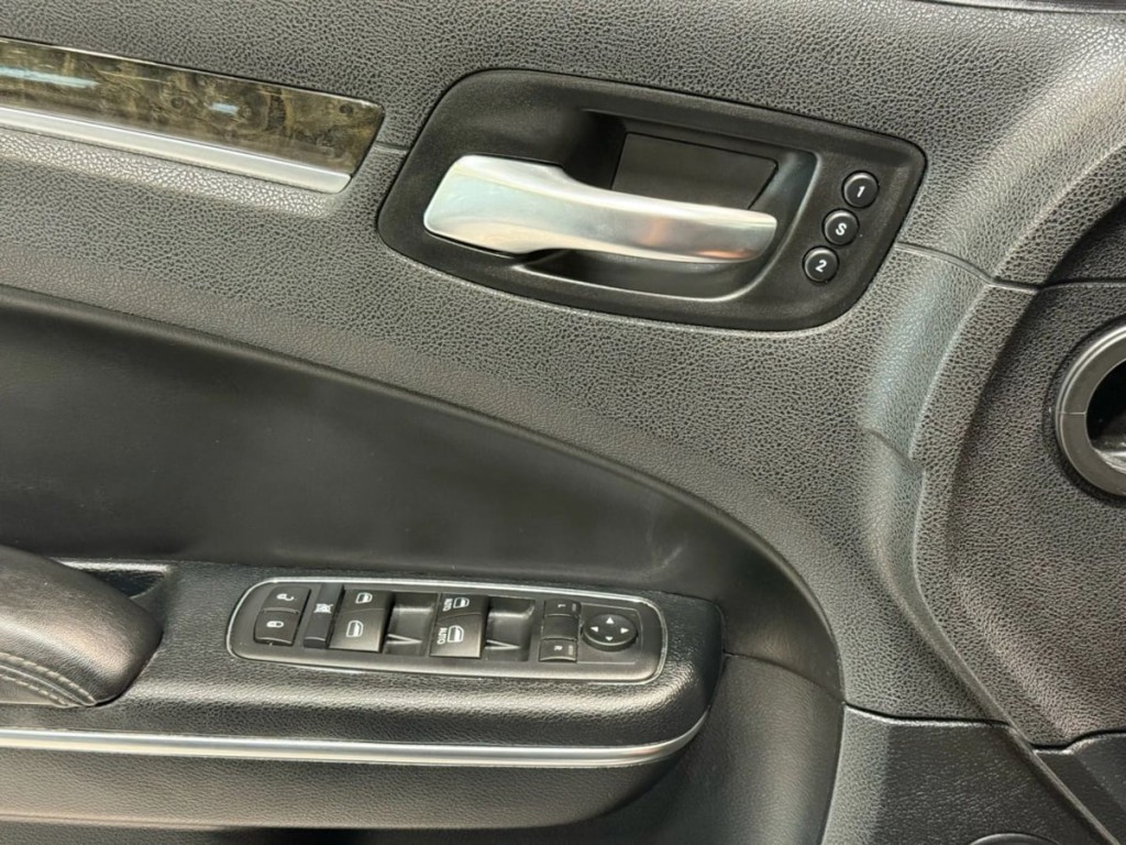 2016 Chrysler 300 Image 12