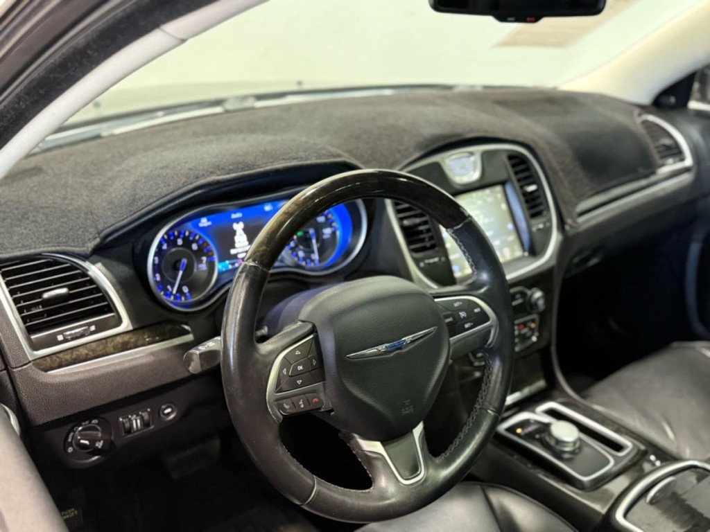 2016 Chrysler 300 Image 13