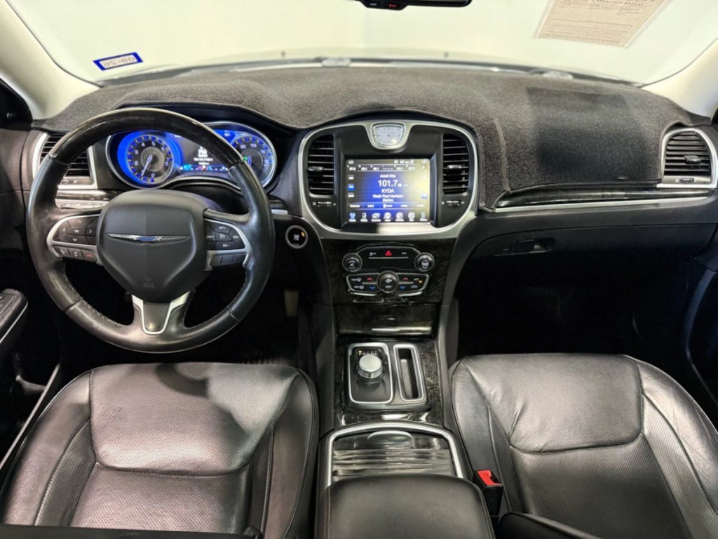 2016 Chrysler 300 Image 14