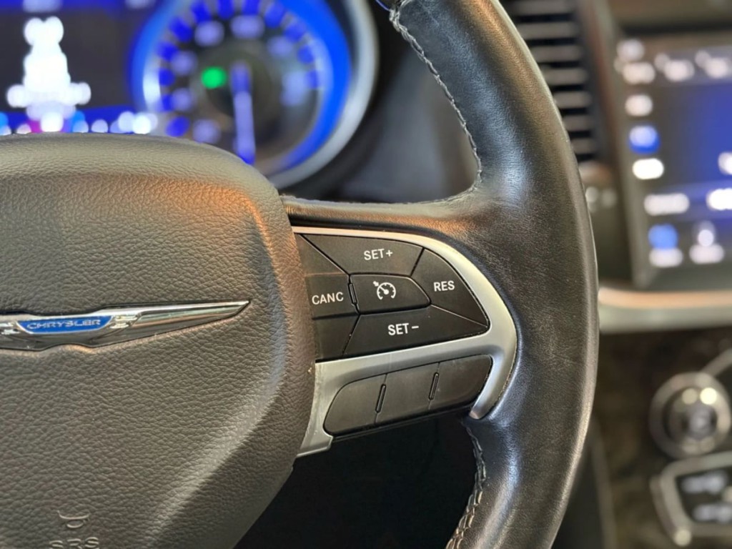2016 Chrysler 300 Image 17