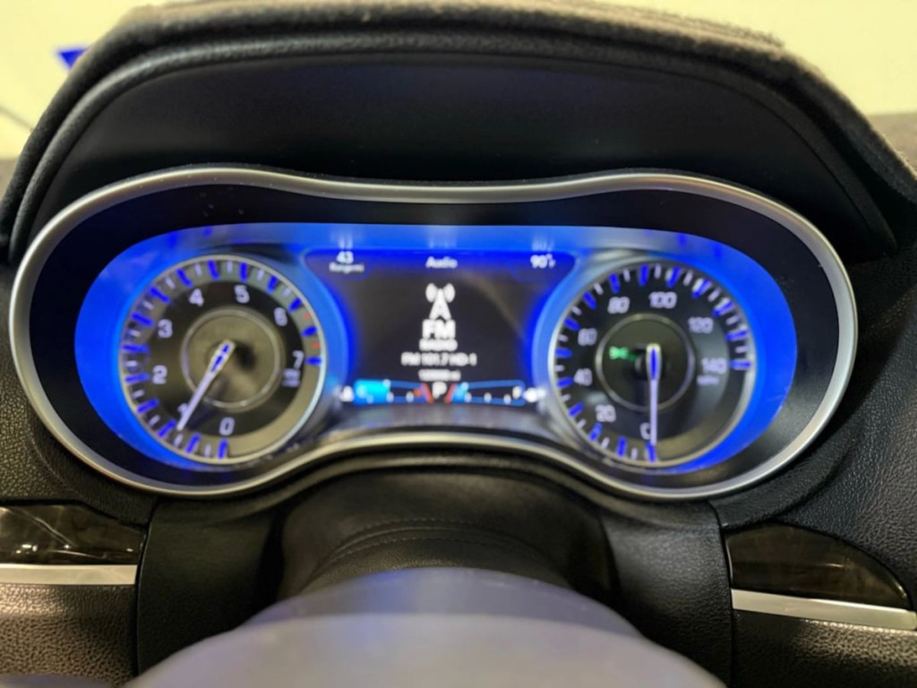 2016 Chrysler 300 Image 18