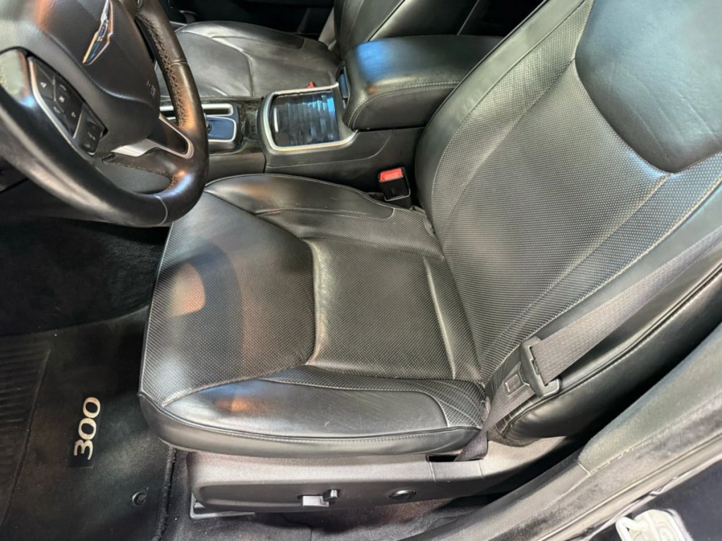 2016 Chrysler 300 Image 24