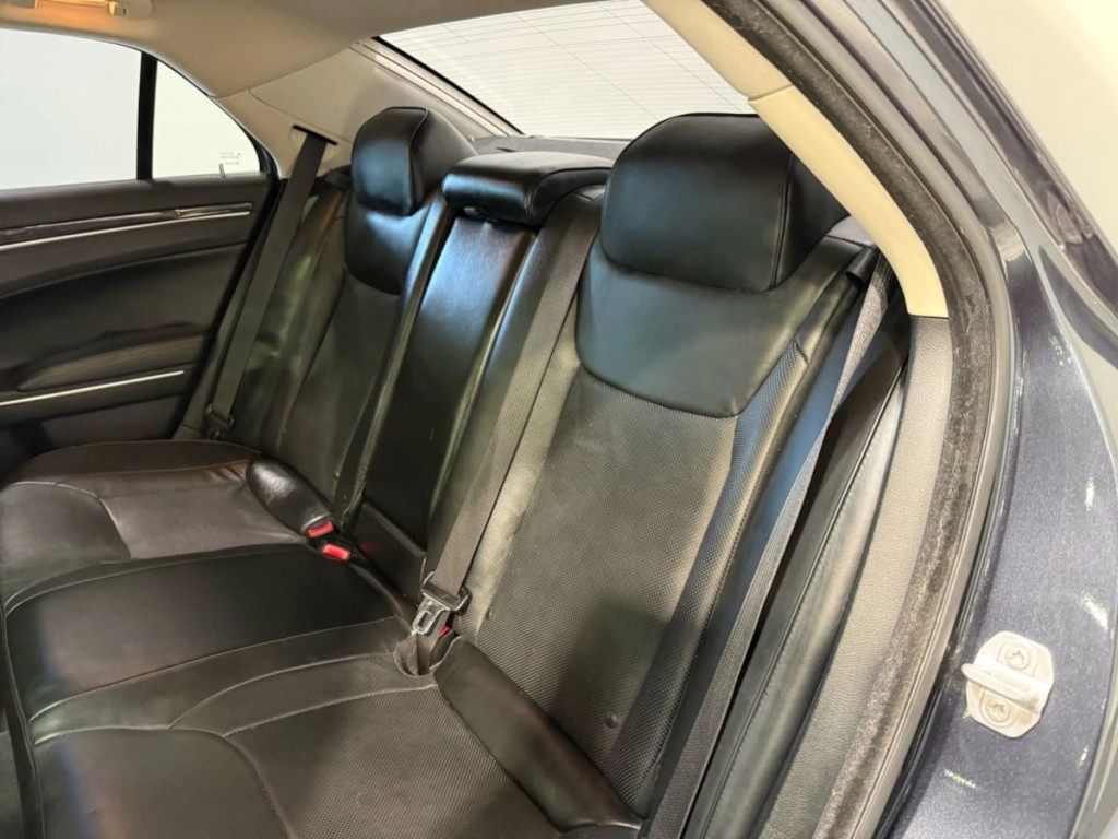 2016 Chrysler 300 Image 25