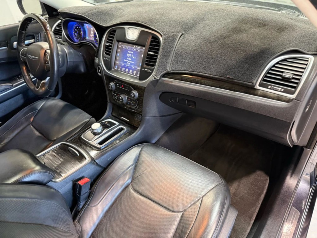 2016 Chrysler 300 Image 27
