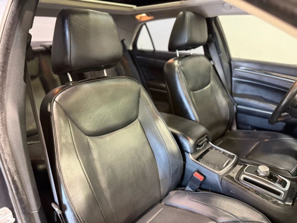 2016 Chrysler 300 Image 28