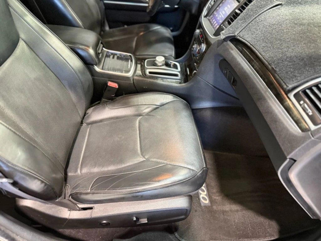 2016 Chrysler 300 Image 29