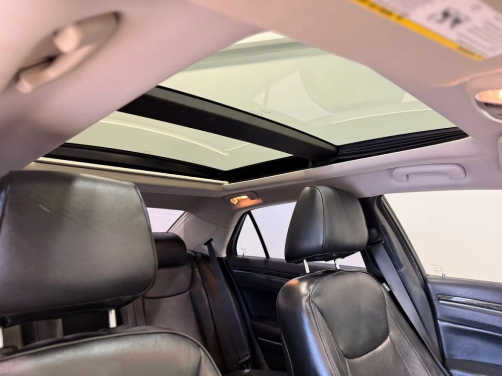 2016 Chrysler 300 Image 30