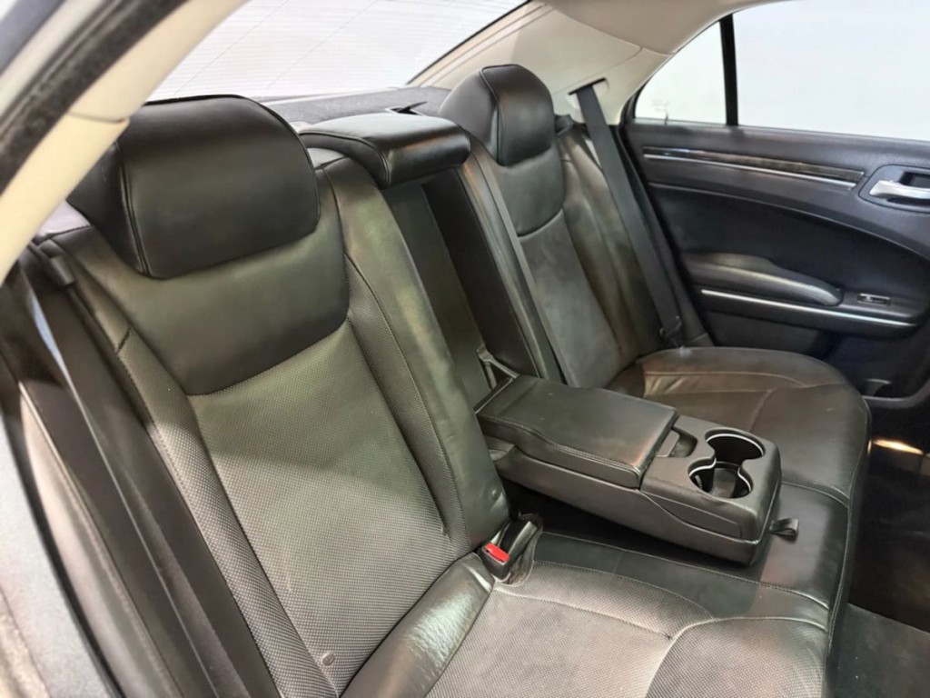 2016 Chrysler 300 Image 31
