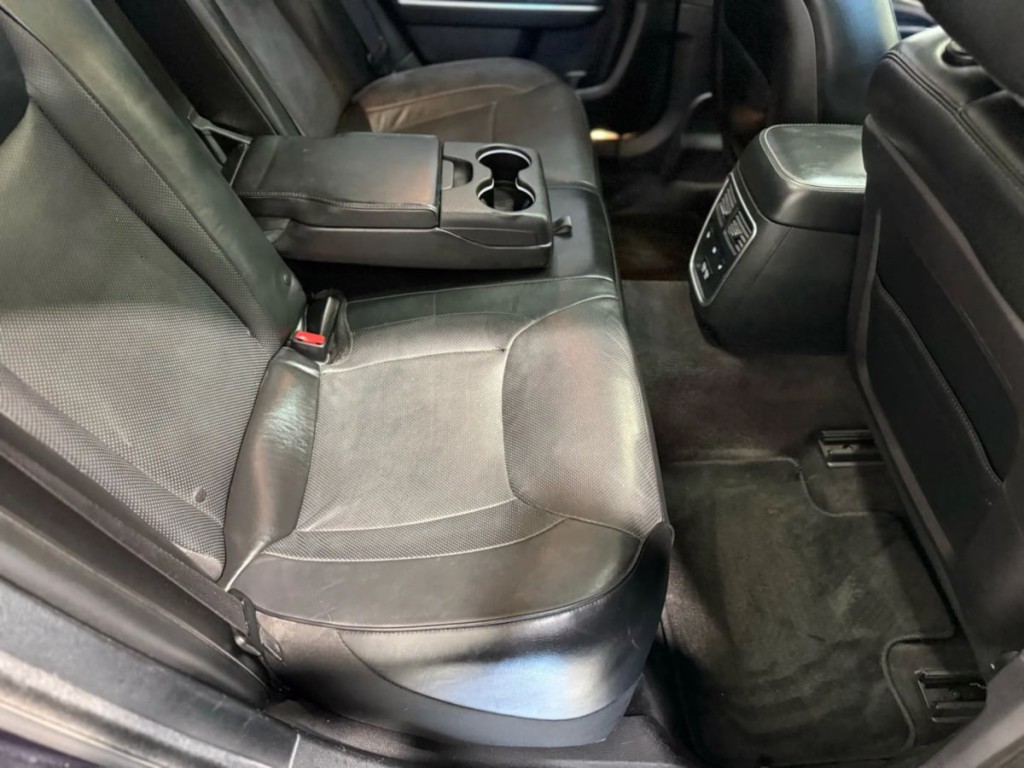 2016 Chrysler 300 Image 32
