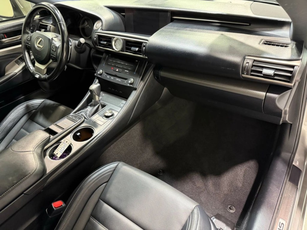 2017 Lexus RC 300 Image 28