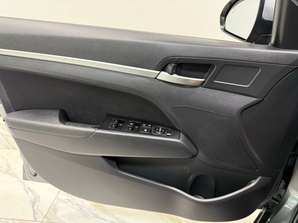 2019 Hyundai Elantra Image 11