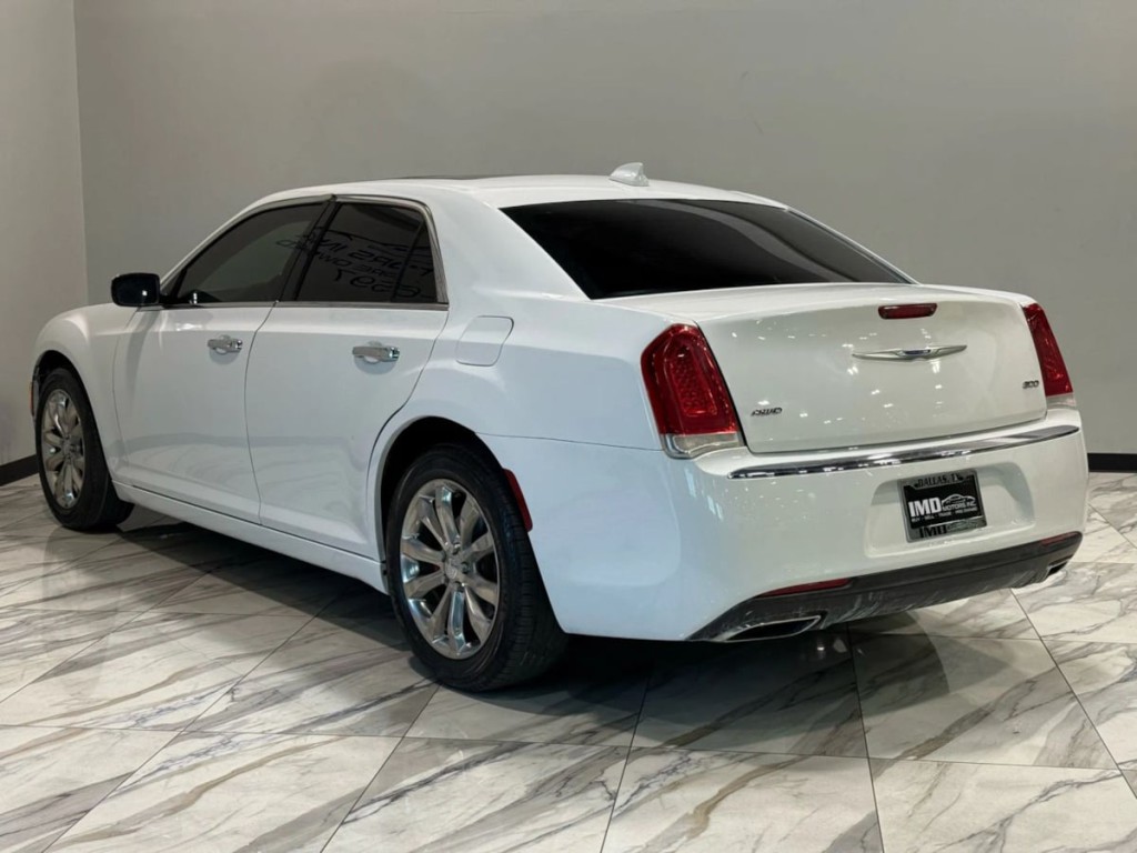2020 Chrysler 300 Image 8