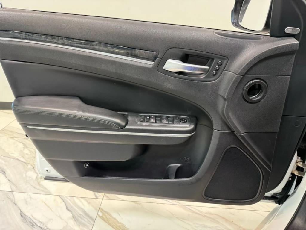 2020 Chrysler 300 Image 10