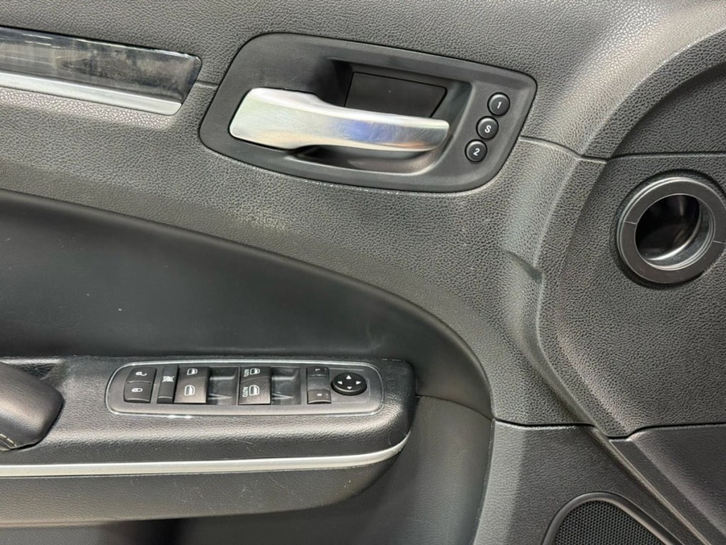 2020 Chrysler 300 Image 11