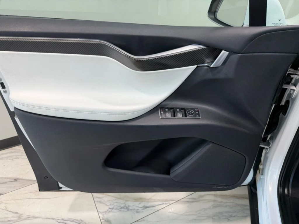 2017 Tesla Model X Image 14