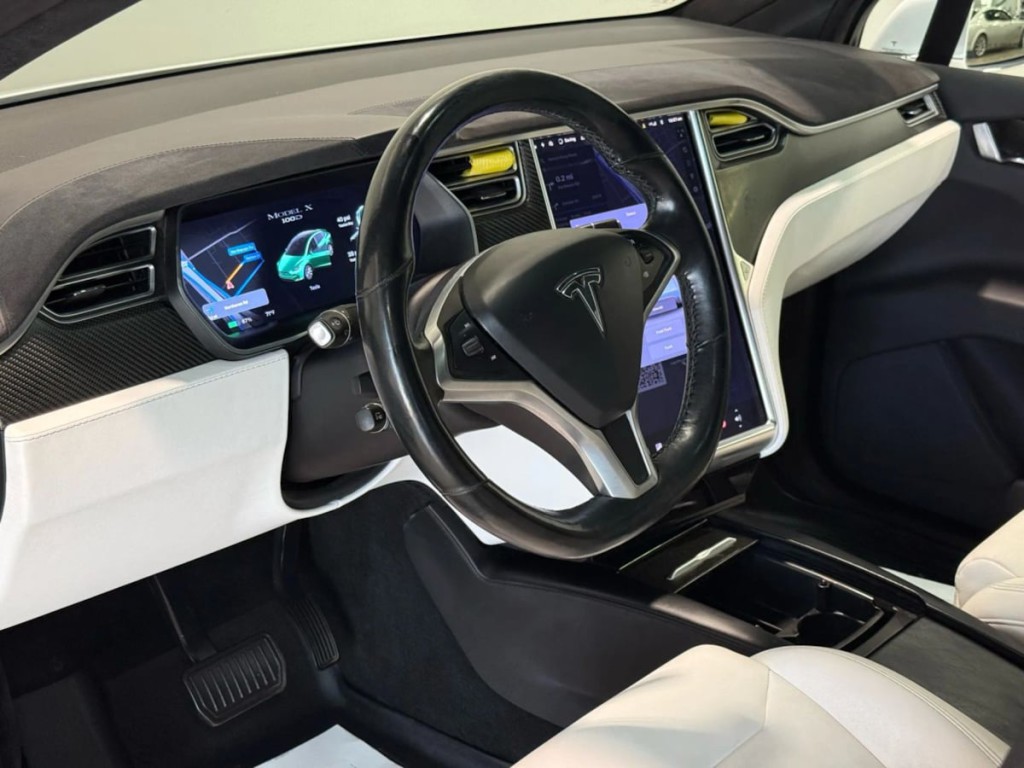 2017 Tesla Model X Image 16