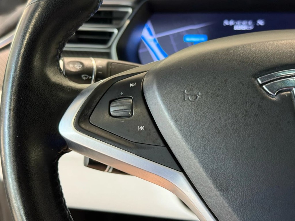 2017 Tesla Model X Image 18