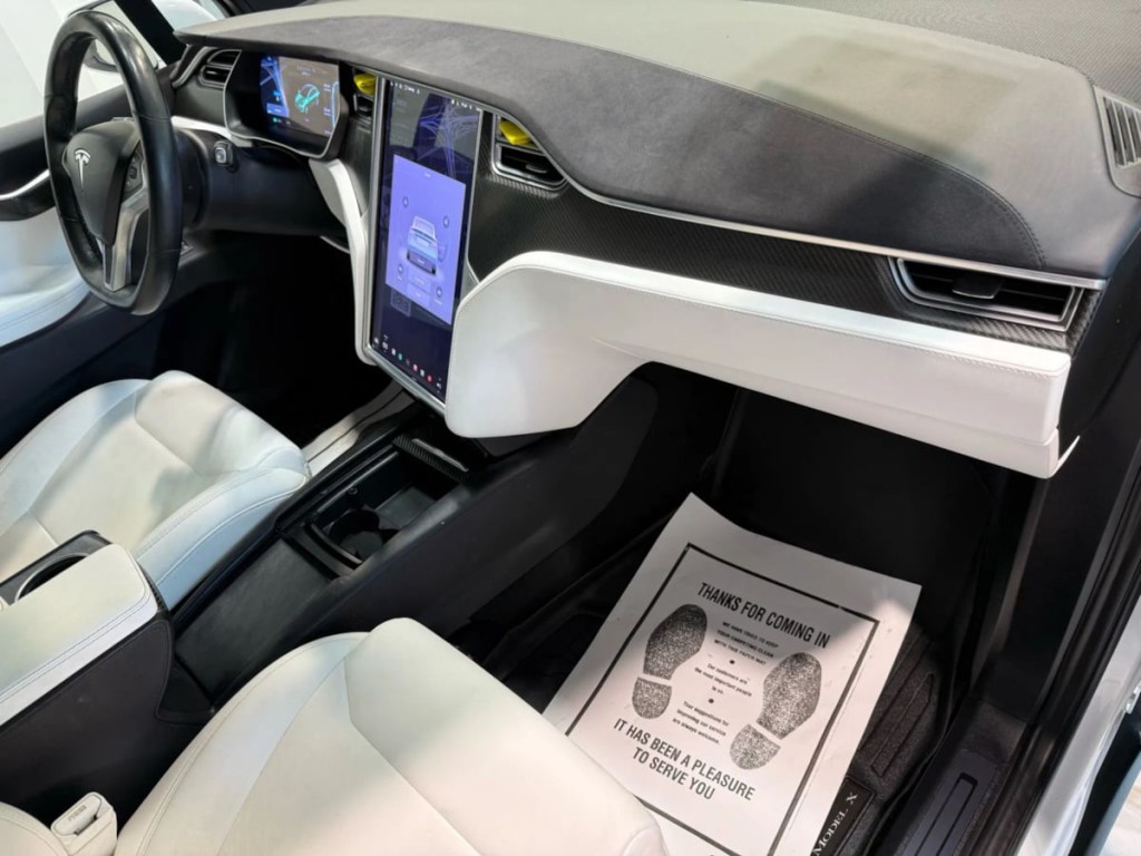 2017 Tesla Model X Image 30