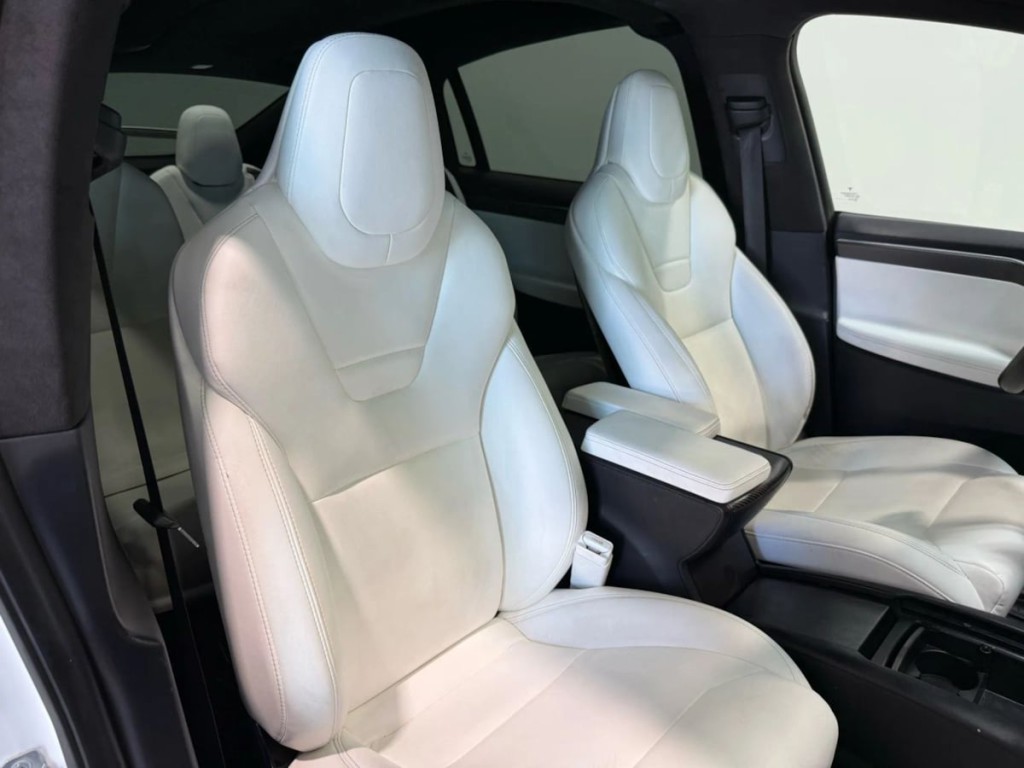 2017 Tesla Model X Image 31