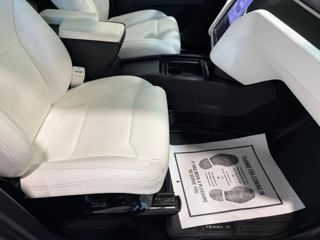 2017 Tesla Model X Image 32