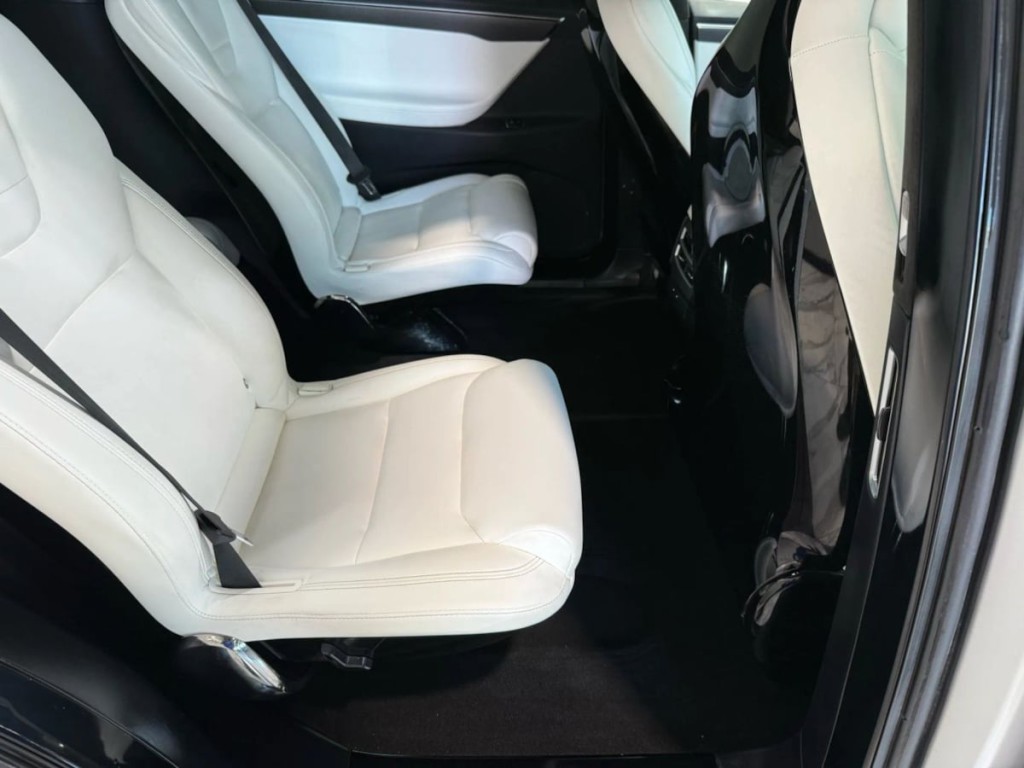 2017 Tesla Model X Image 34