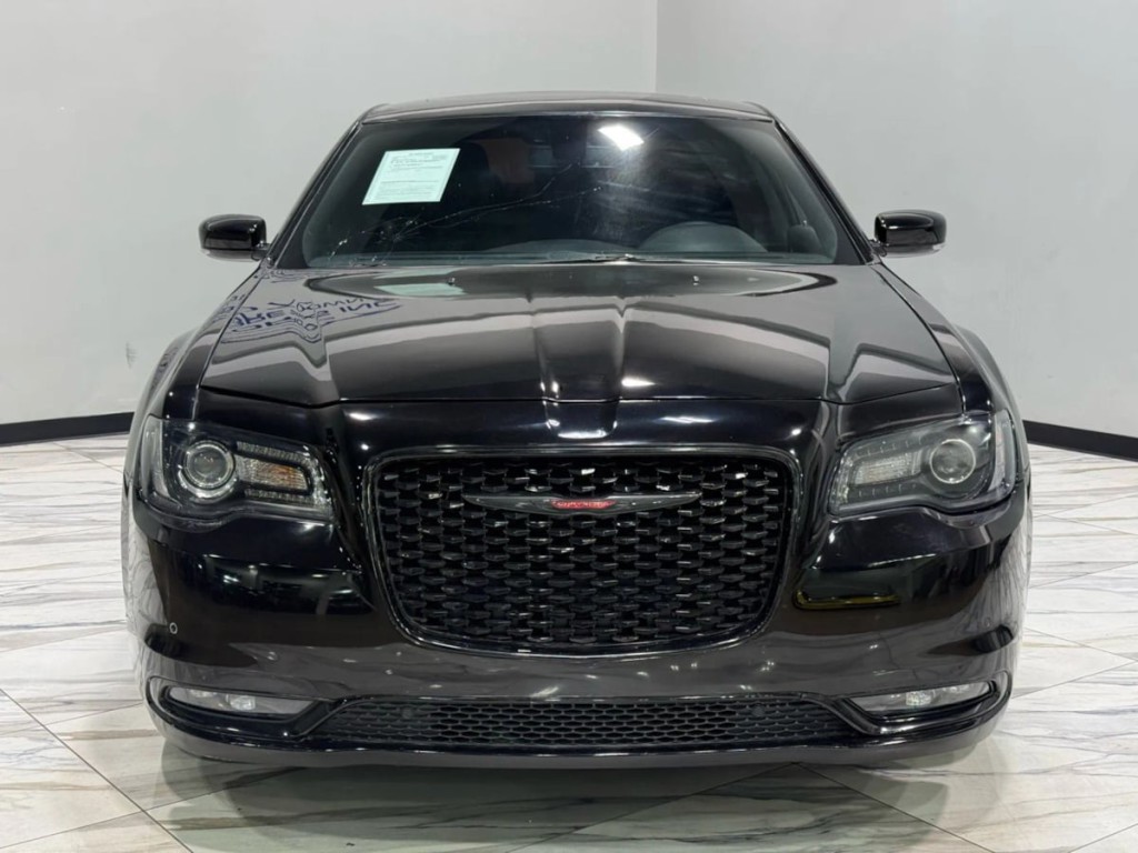 2023 Chrysler 300 Image 3