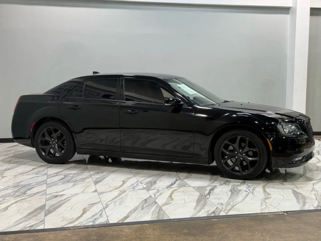 2023 Chrysler 300 Image 5