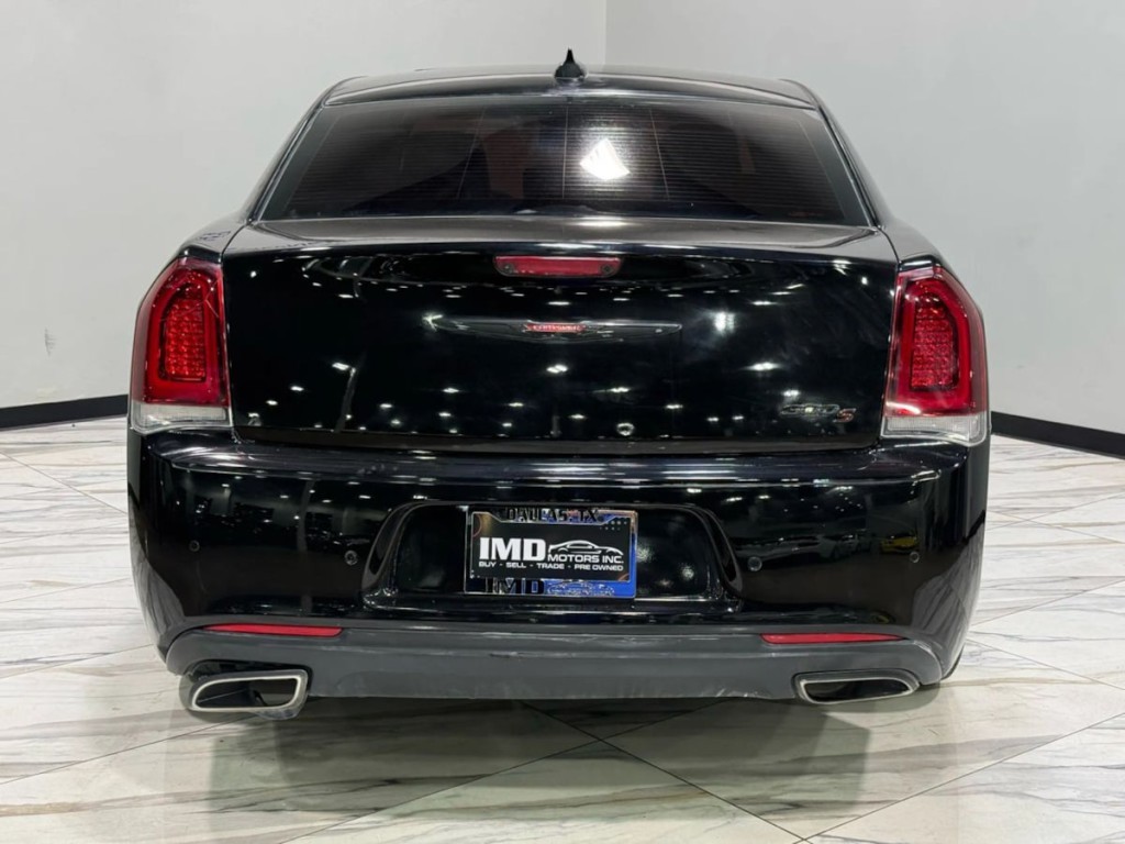 2023 Chrysler 300 Image 7