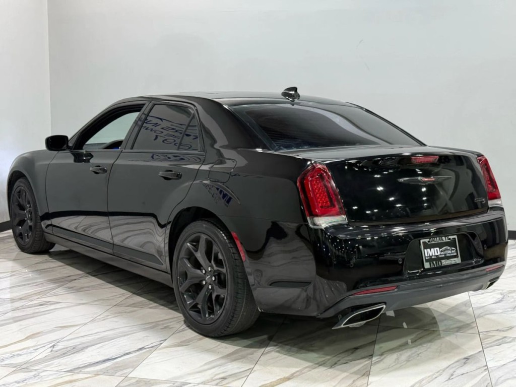 2023 Chrysler 300 Image 8