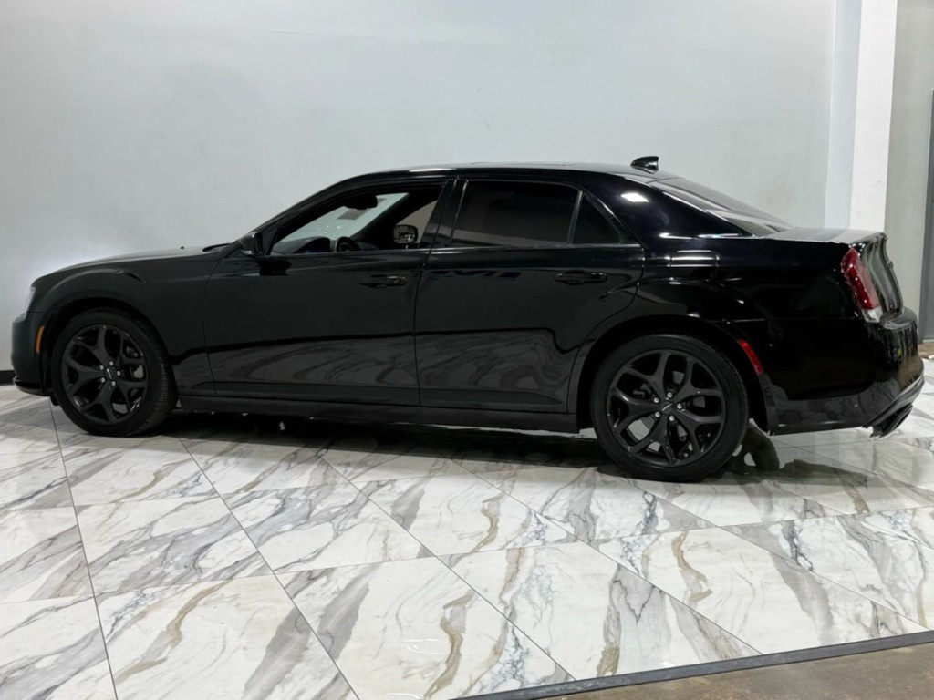 2023 Chrysler 300 Image 9