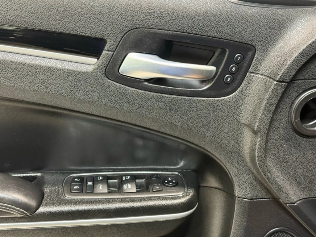 2023 Chrysler 300 Image 12