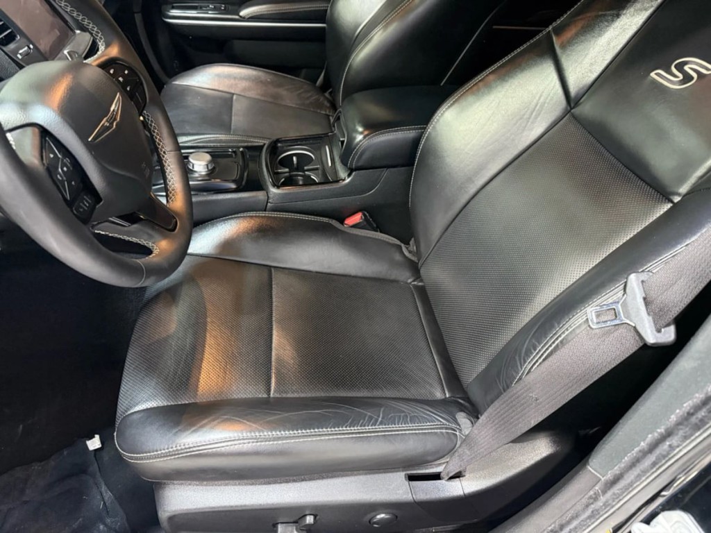 2023 Chrysler 300 Image 24