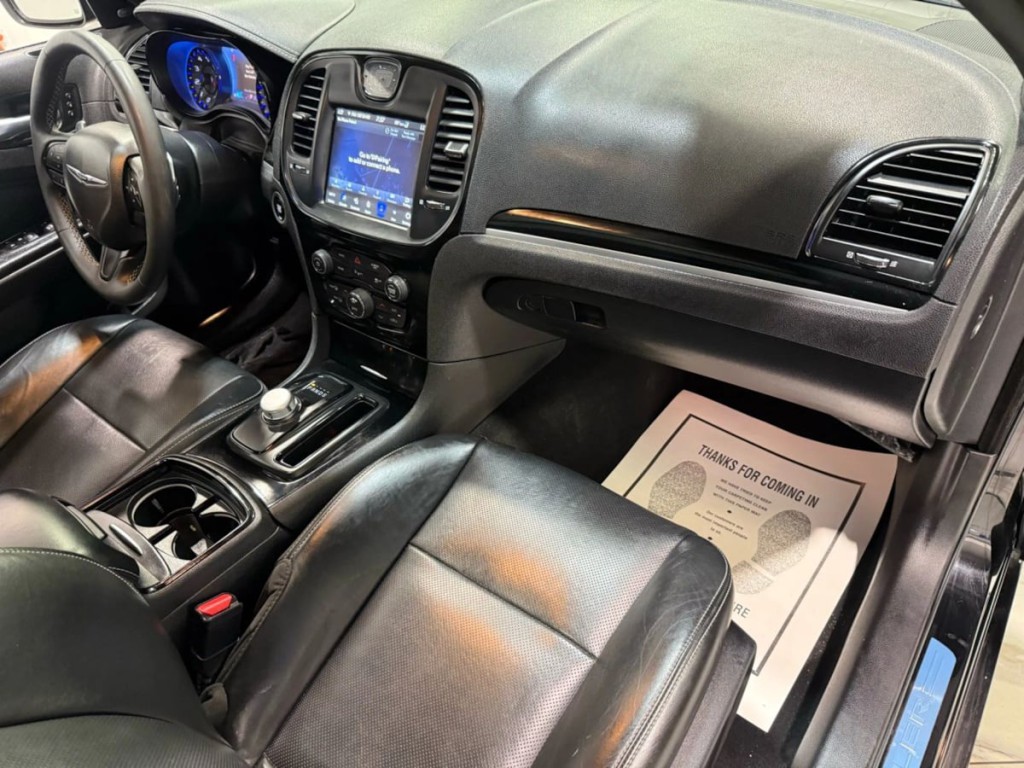2023 Chrysler 300 Image 28