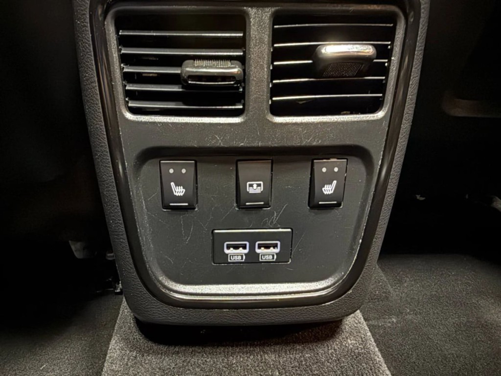 2023 Chrysler 300 Image 32
