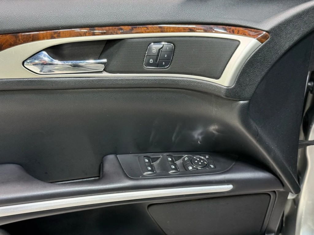 2016 Lincoln MKZ Image 12