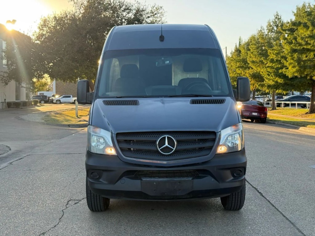 2018 Mercedes-Benz Worker Image 2