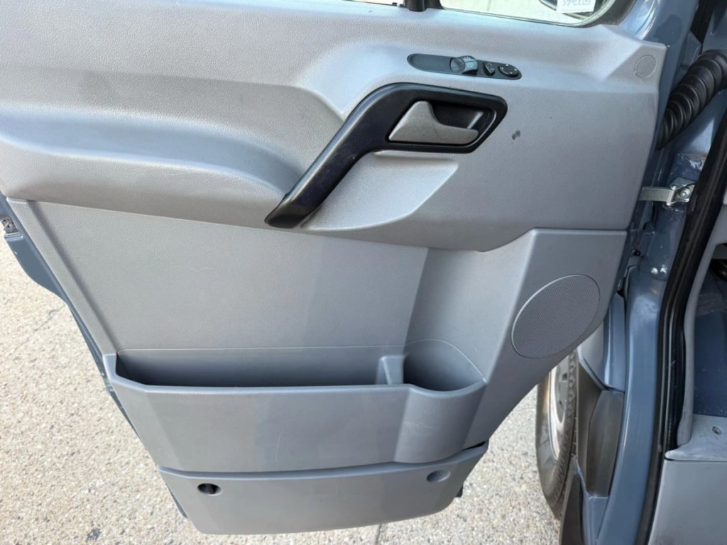 2018 Mercedes-Benz Worker Image 9