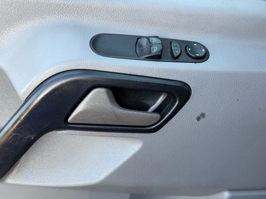 2018 Mercedes-Benz Worker Image 10