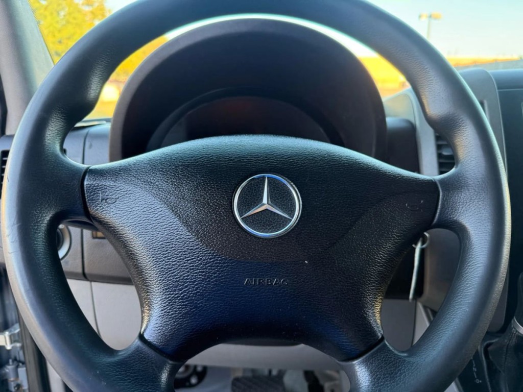 2018 Mercedes-Benz Worker Image 12