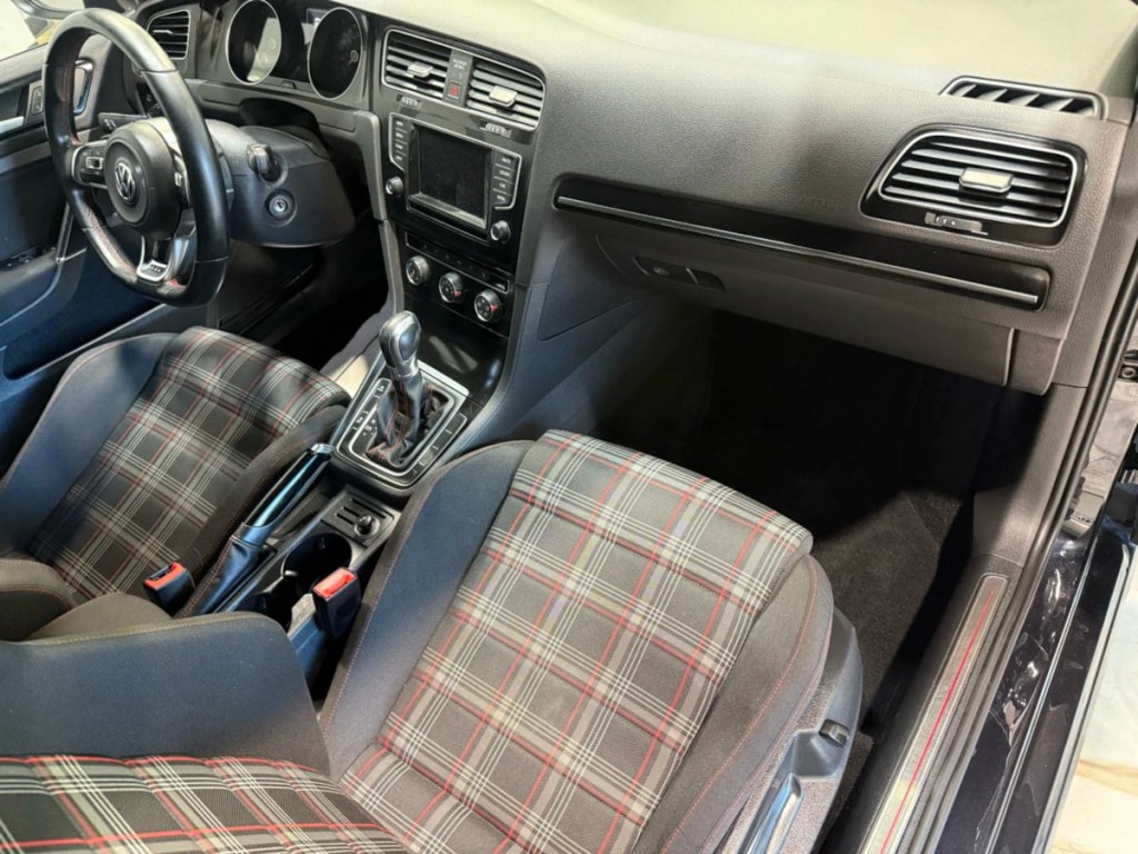 2015 Volkswagen GTI Image 24