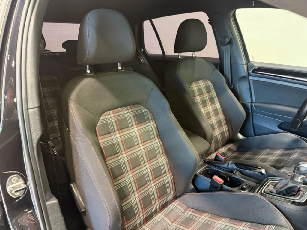 2015 Volkswagen GTI Image 25