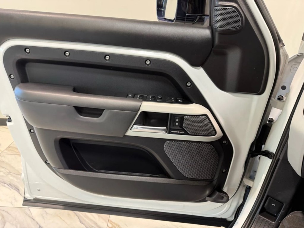 2020 Land Rover Defender Image 10
