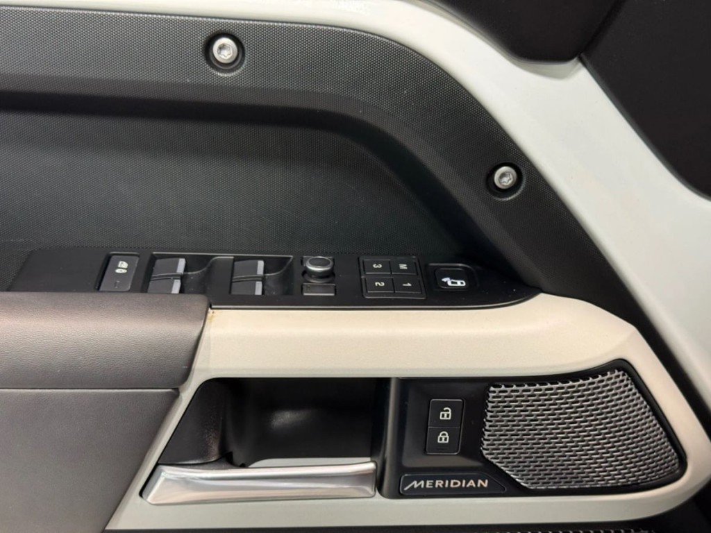 2020 Land Rover Defender Image 11