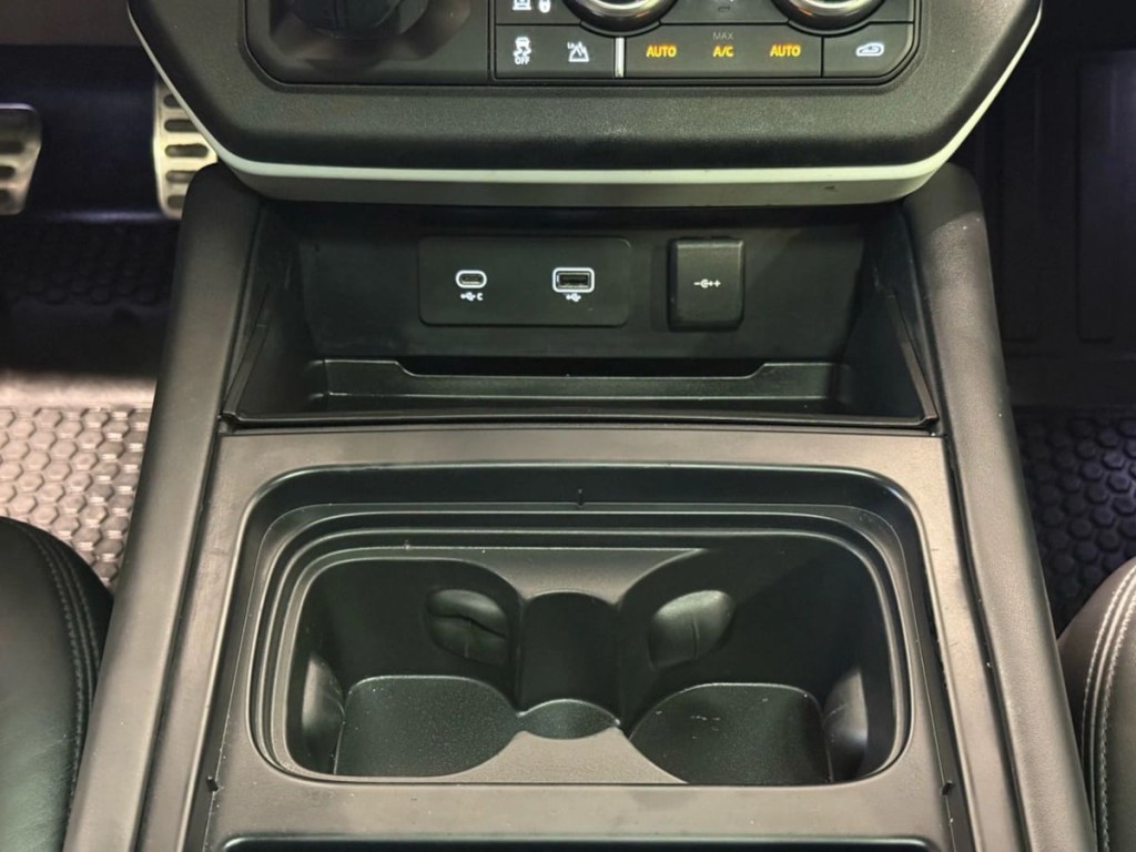 2020 Land Rover Defender Image 21