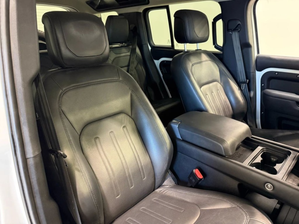 2020 Land Rover Defender Image 30