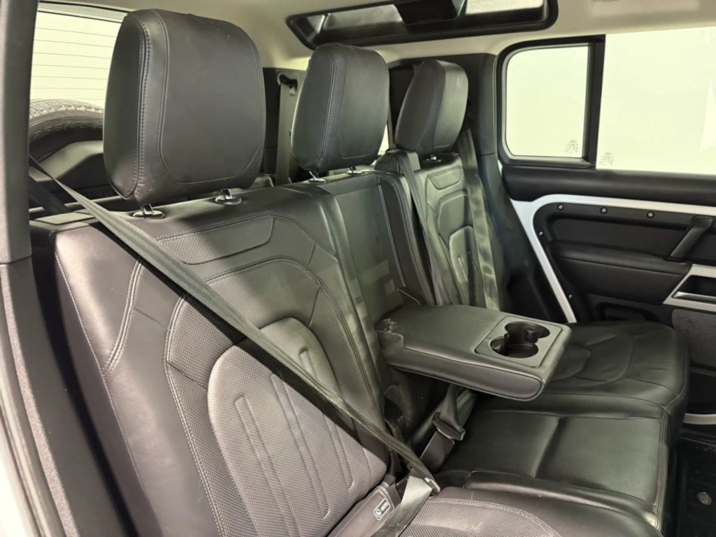 2020 Land Rover Defender Image 32
