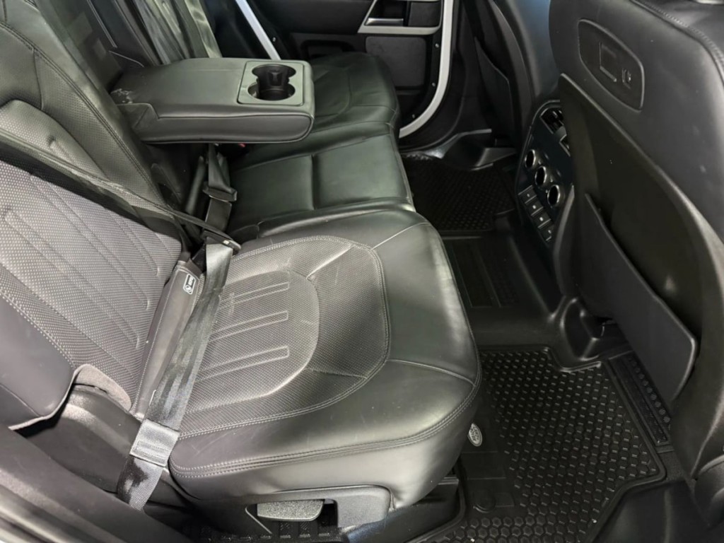 2020 Land Rover Defender Image 33